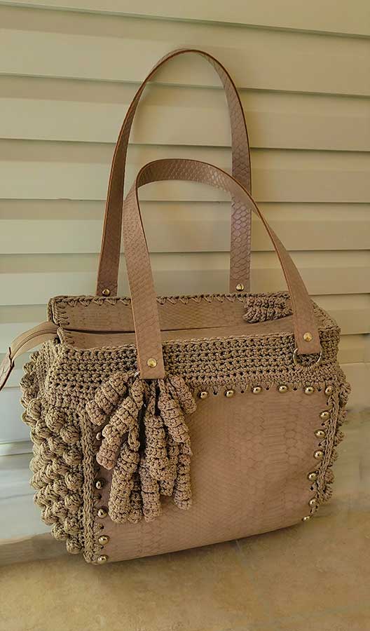 Πλεκτή τσάντα με σώμα από μπέζ κροκό δερματίνη εσωτερική σκληρή επένδυσηαπό δερματίνη με ασημένια τρούκς με βελονάκι by katerina trelopleximata 1