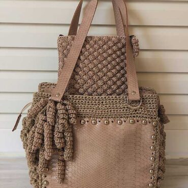 Πλεκτή τσάντα με σώμα από μπέζ κροκό δερματίνη με ασημένια τρούκς και πλεκτά πλαινά με βελονάκι by katerina trelopleximata 2