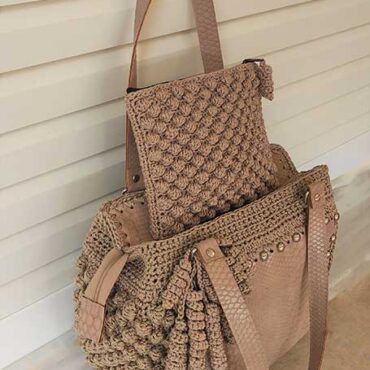 Πλεκτή τσάντα με σώμα από μπέζ κροκό δερματίνη με ασημένια τρούκς και πλεκτά πλαινά με βελονάκι by katerina trelopleximata 33