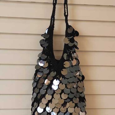 πλεκτή τσάντα με βελονάκι και μαύρες παγιέτες