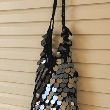 πλεκτή τσάντα με βελονάκι και μαύρες παγιέτες επενδυμένη εσωτερικ΄σ με δερματίνη by katerina trelopleximata 1